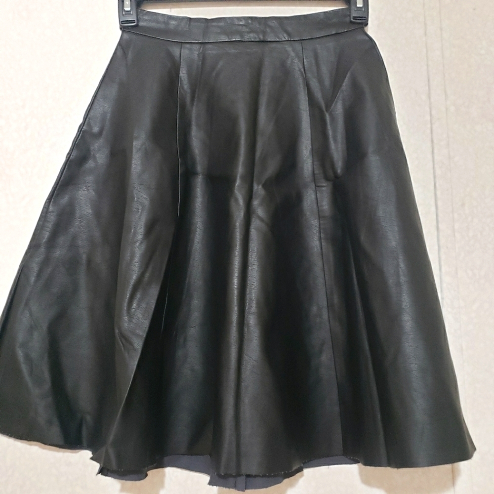 NEW FOREVER 21....Elegant Black faux Leather Skirt....size:S